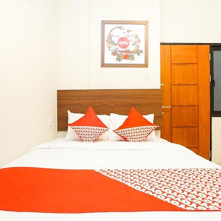 Super Oyo Capital O 449 The Colins Hotel Keputih Exterior photo