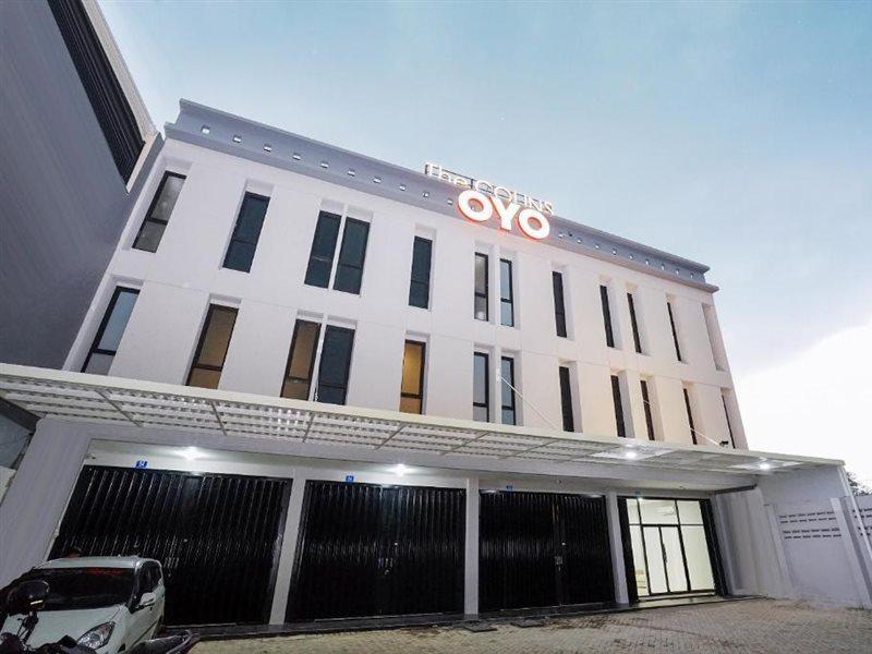 Super Oyo Capital O 449 The Colins Hotel Keputih Exterior photo