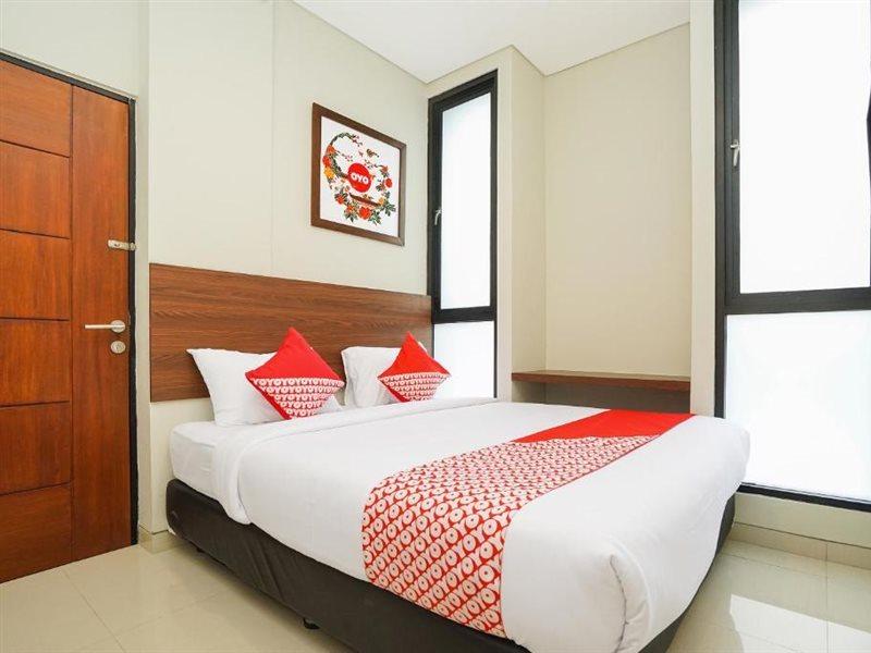 Super Oyo Capital O 449 The Colins Hotel Keputih Exterior photo