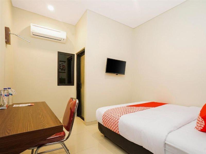 Super Oyo Capital O 449 The Colins Hotel Keputih Exterior photo