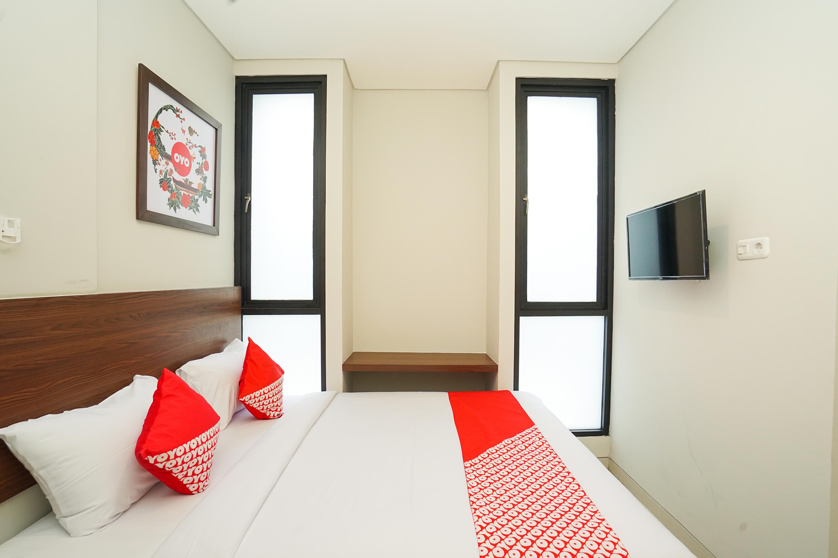 Super Oyo Capital O 449 The Colins Hotel Keputih Exterior photo