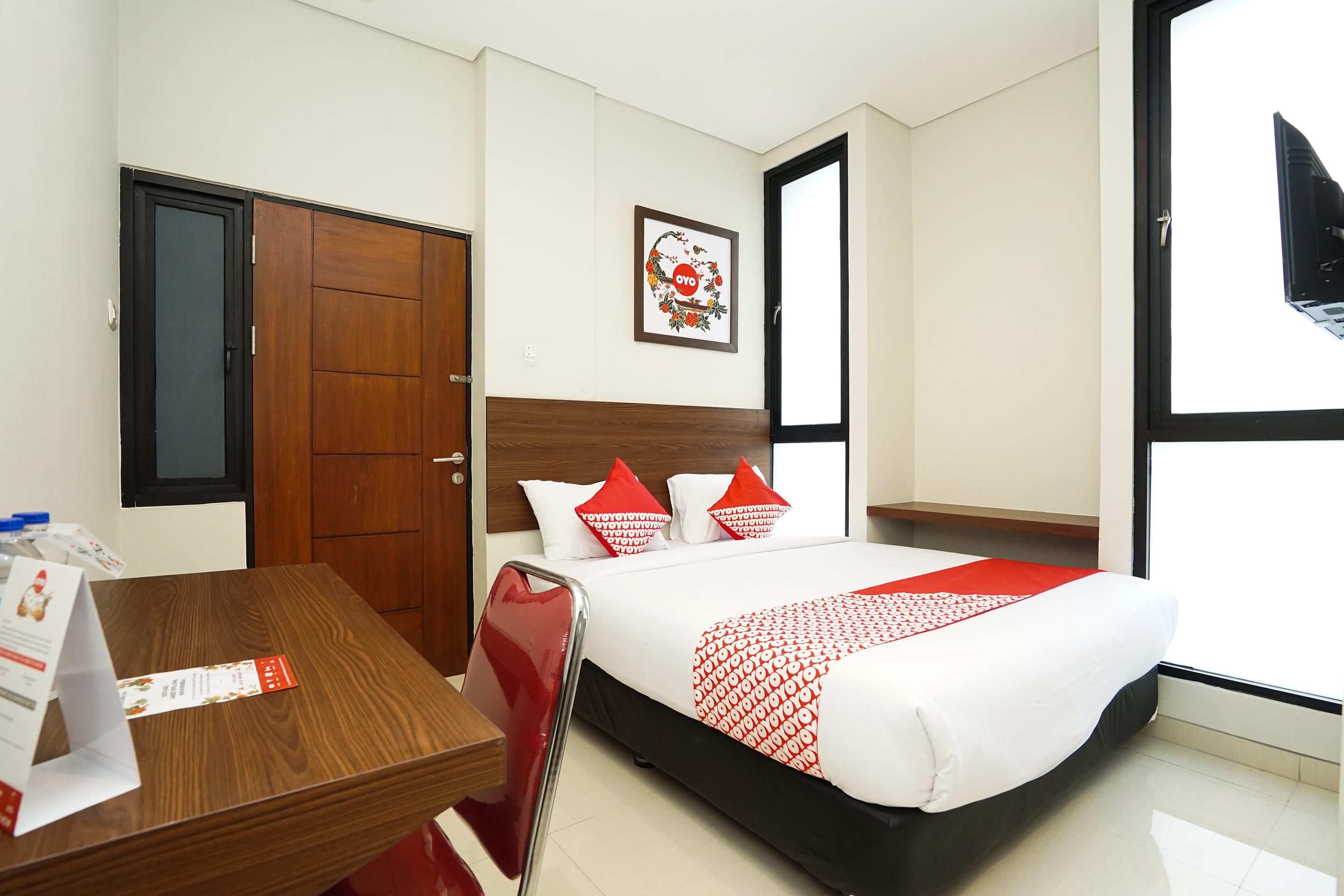 Super Oyo Capital O 449 The Colins Hotel Keputih Exterior photo