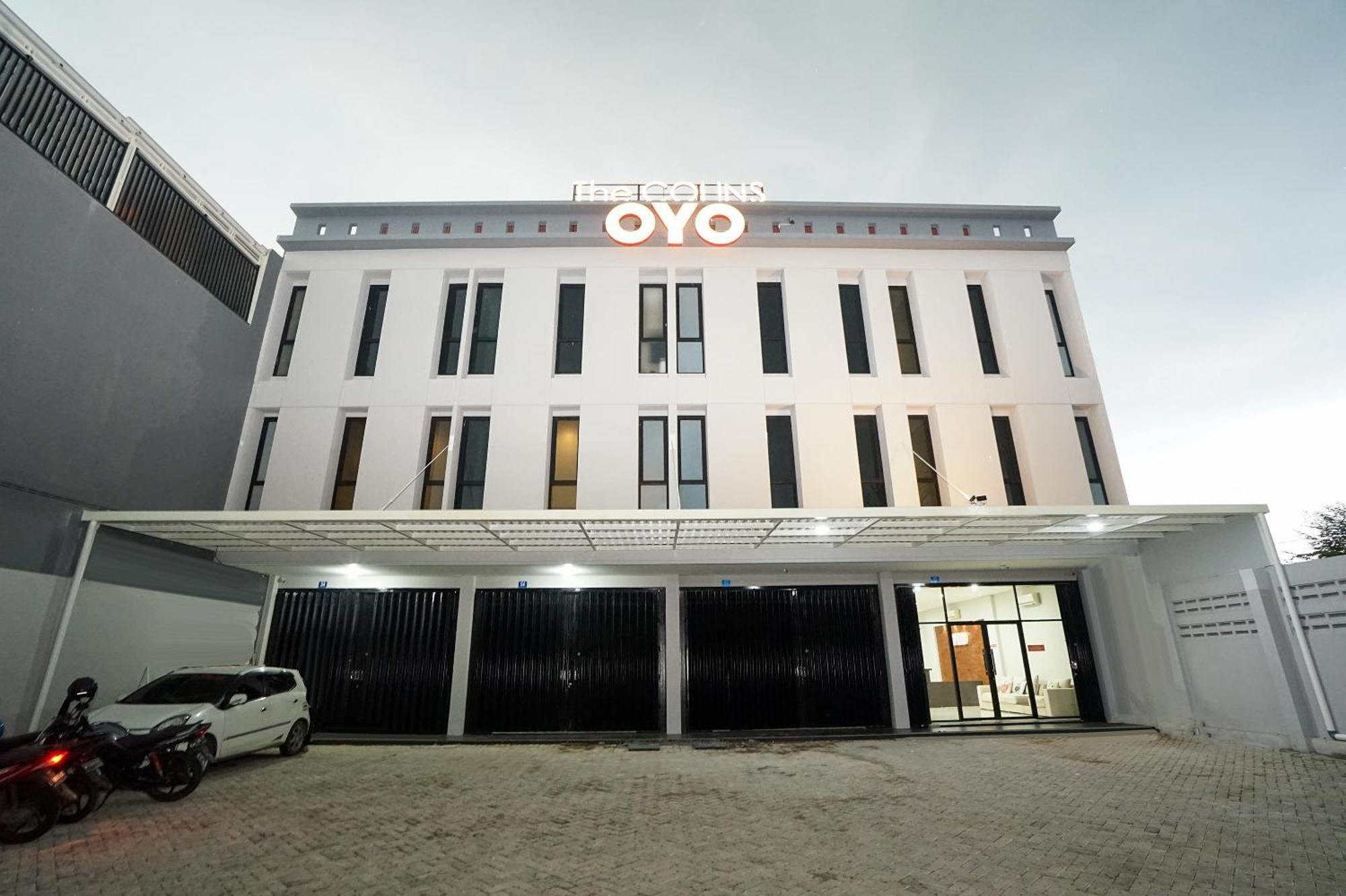 Super Oyo Capital O 449 The Colins Hotel Keputih Exterior photo