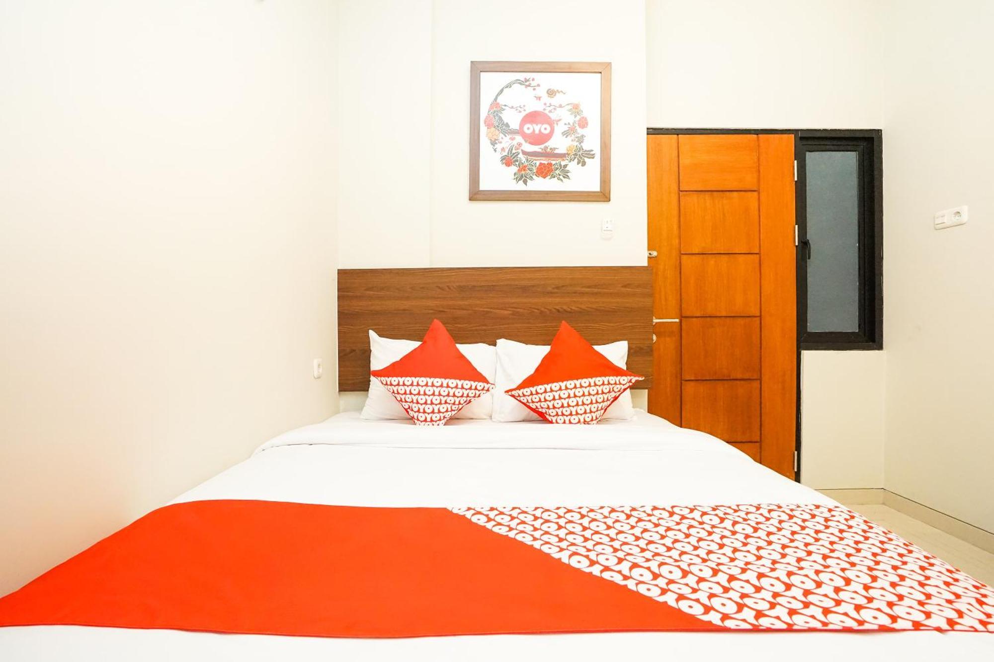 Super Oyo Capital O 449 The Colins Hotel Keputih Exterior photo