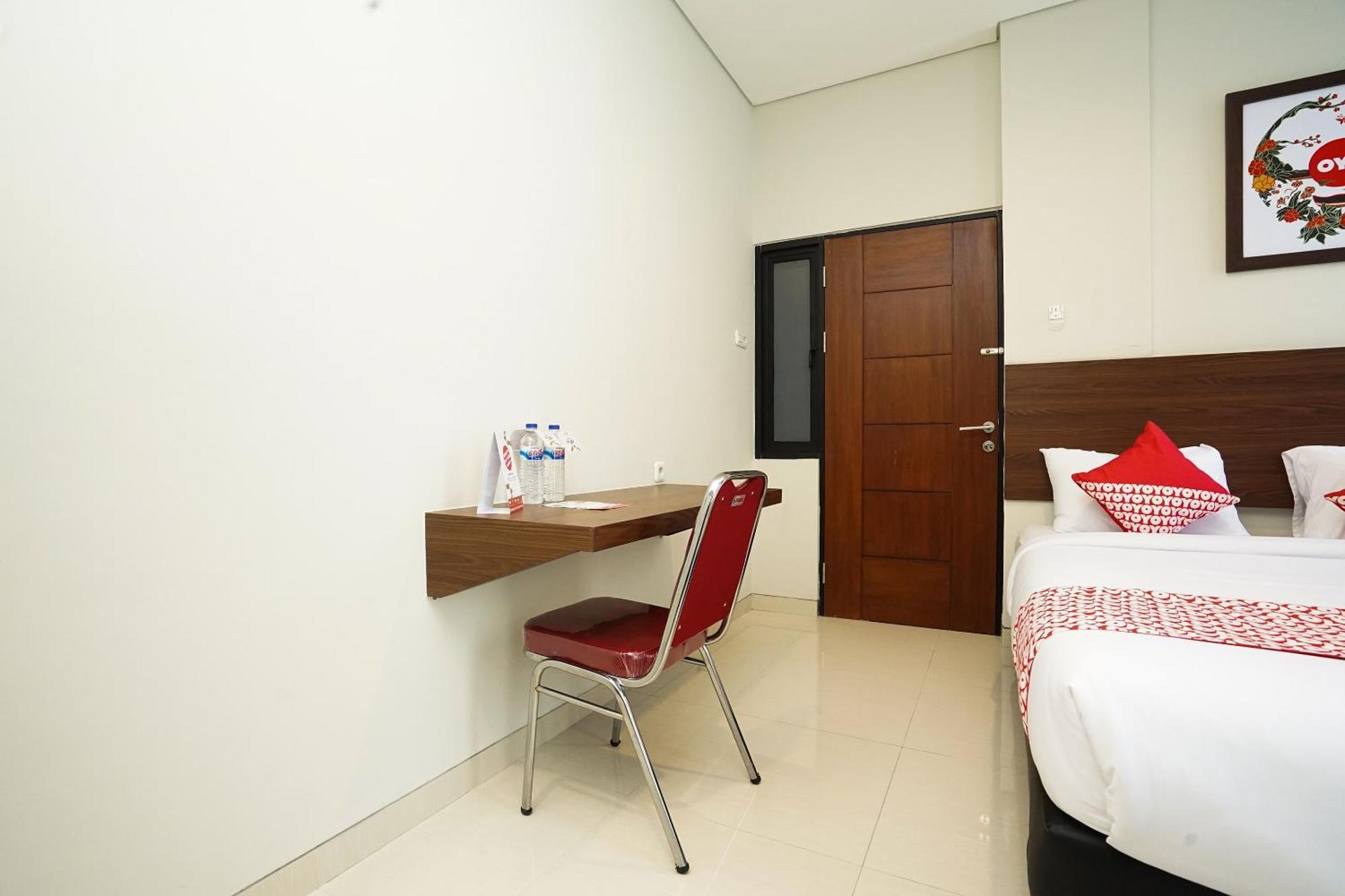 Super Oyo Capital O 449 The Colins Hotel Keputih Exterior photo