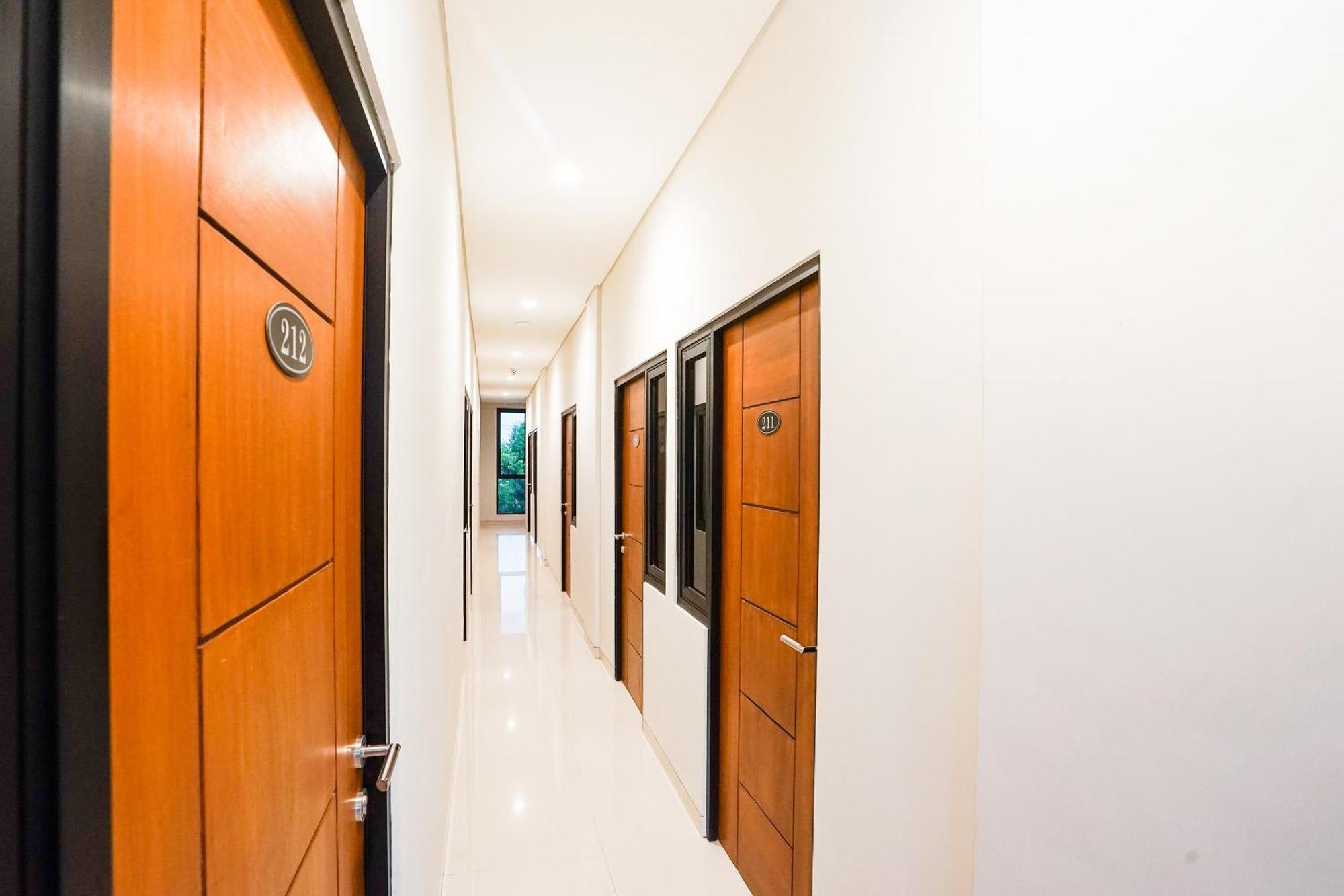 Super Oyo Capital O 449 The Colins Hotel Keputih Exterior photo