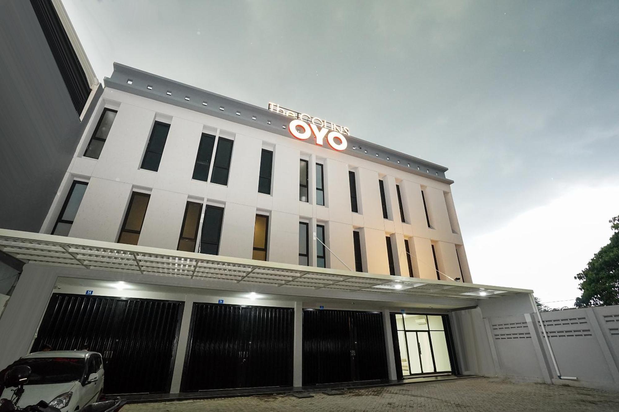 Super Oyo Capital O 449 The Colins Hotel Keputih Exterior photo
