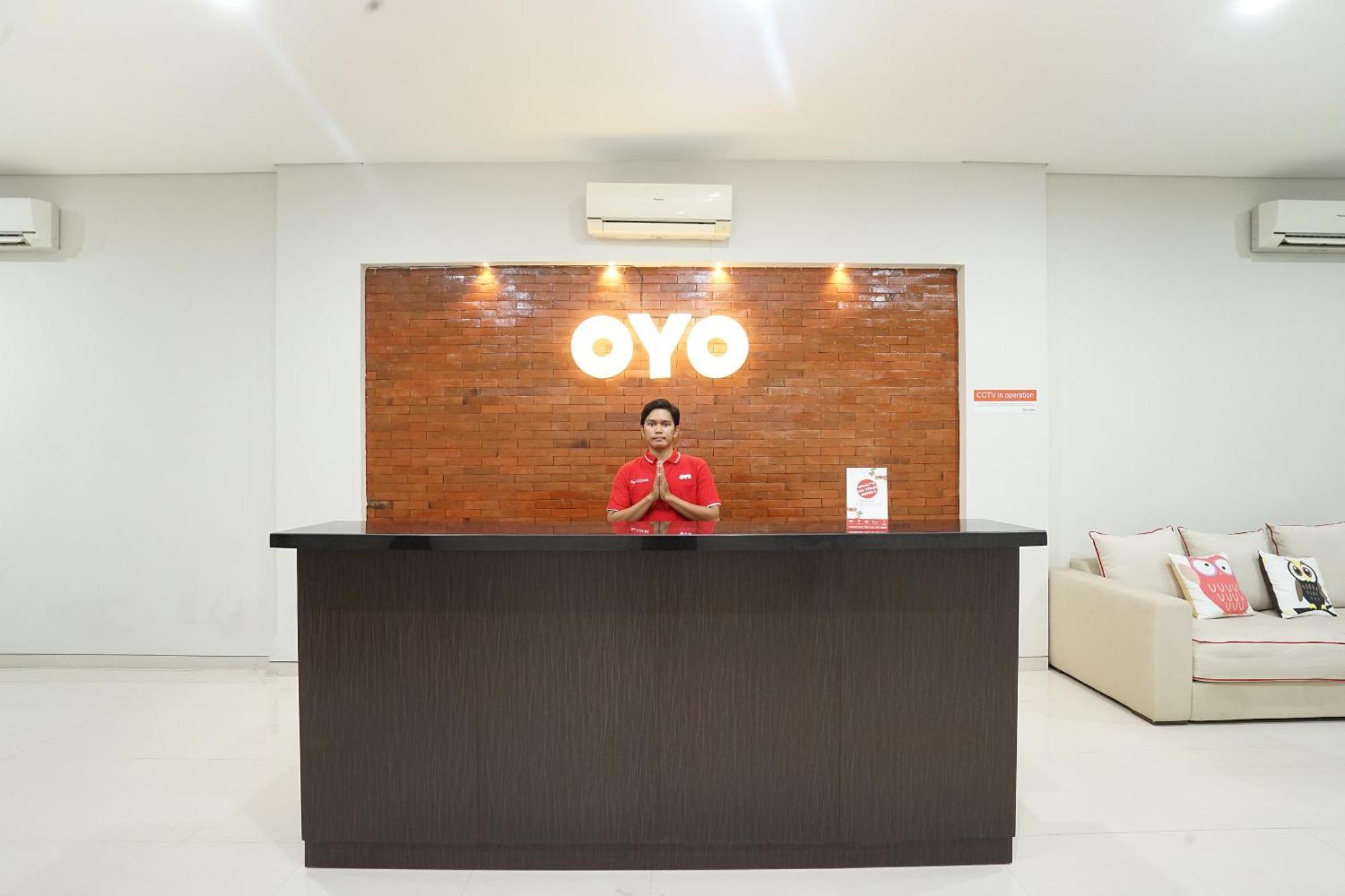 Super Oyo Capital O 449 The Colins Hotel Keputih Exterior photo