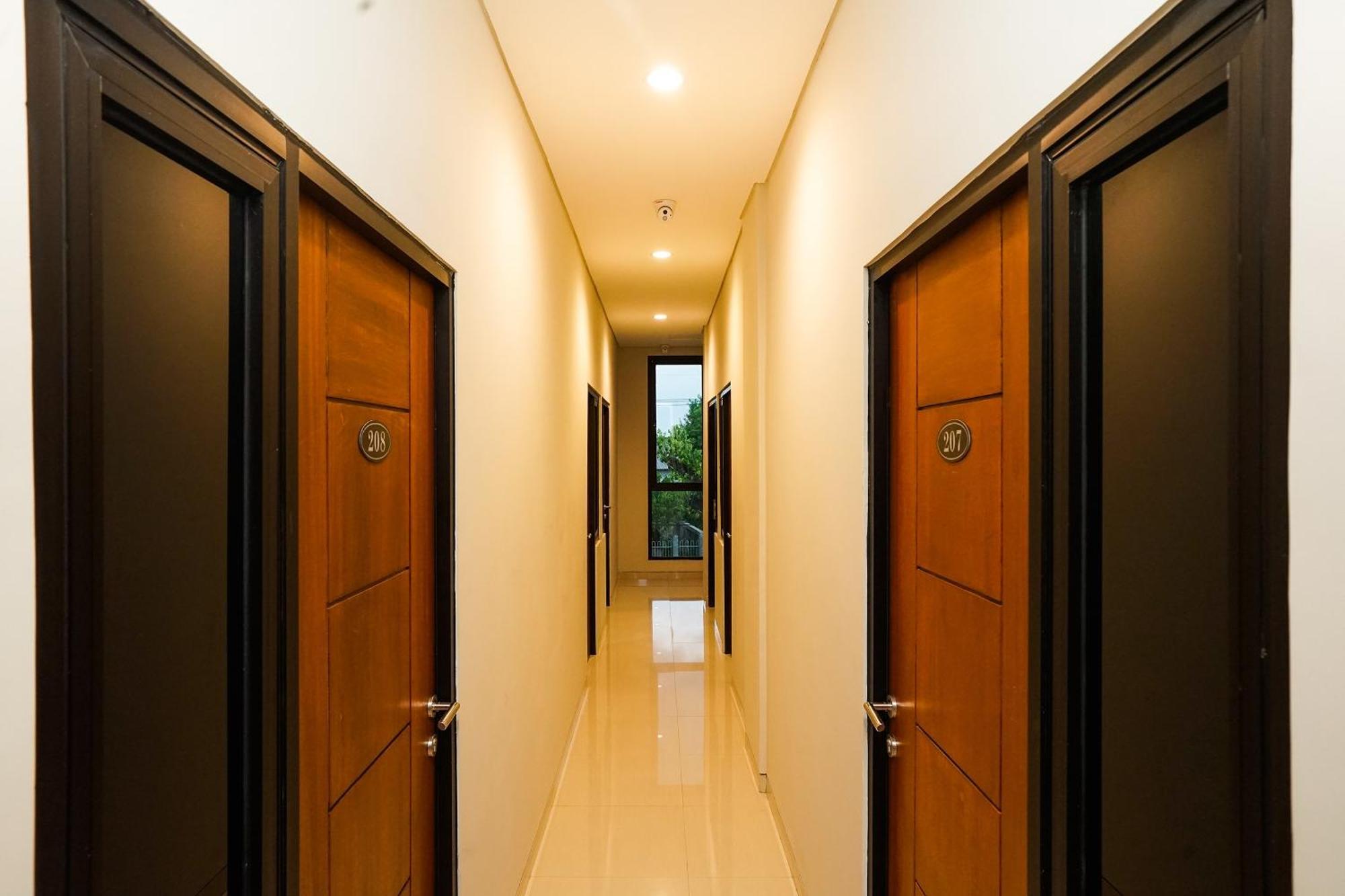 Super Oyo Capital O 449 The Colins Hotel Keputih Exterior photo