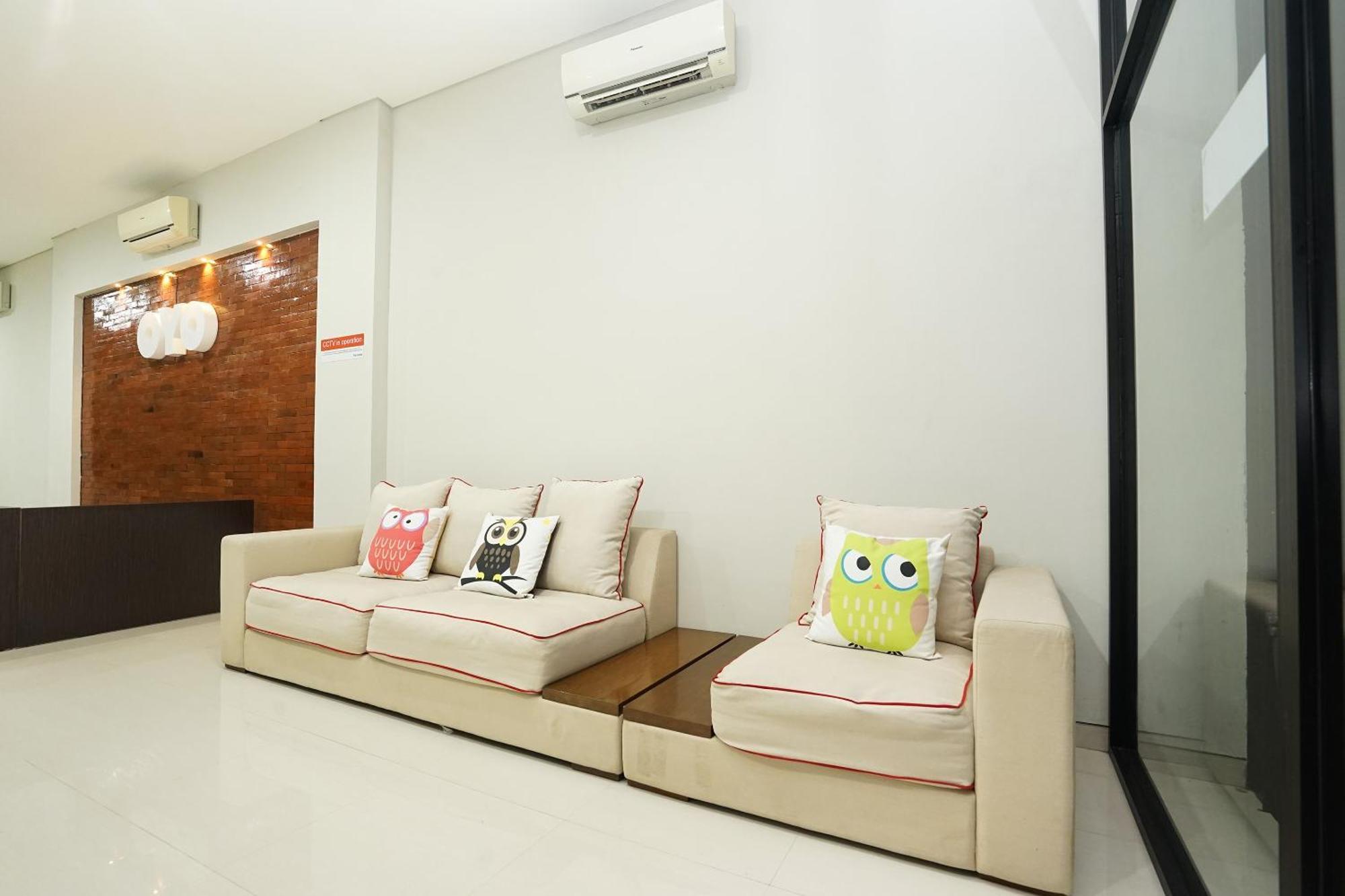 Super Oyo Capital O 449 The Colins Hotel Keputih Exterior photo